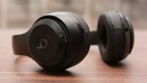 The big changes are all on the inside. Apple completely redesigned the hardware inside of the new Beats headphone. The headphones include new drivers and new circuitry that includes Apple’s W1 chip found in other Beats wireless headphones – the PowerBeats3 Wireless, the Solo3 Wireless, the BeatsX, as well as in Apple's AirPods.